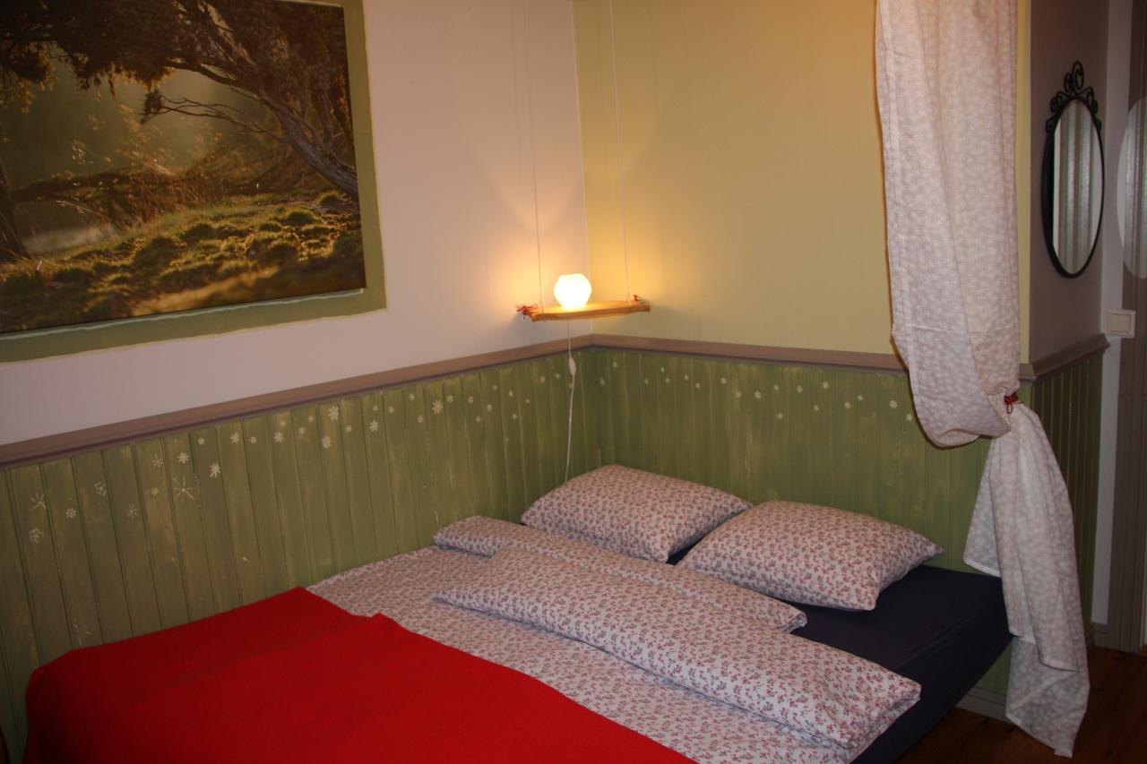 Julia'S Guesthouse B&B Hnaus ภายนอก รูปภาพ