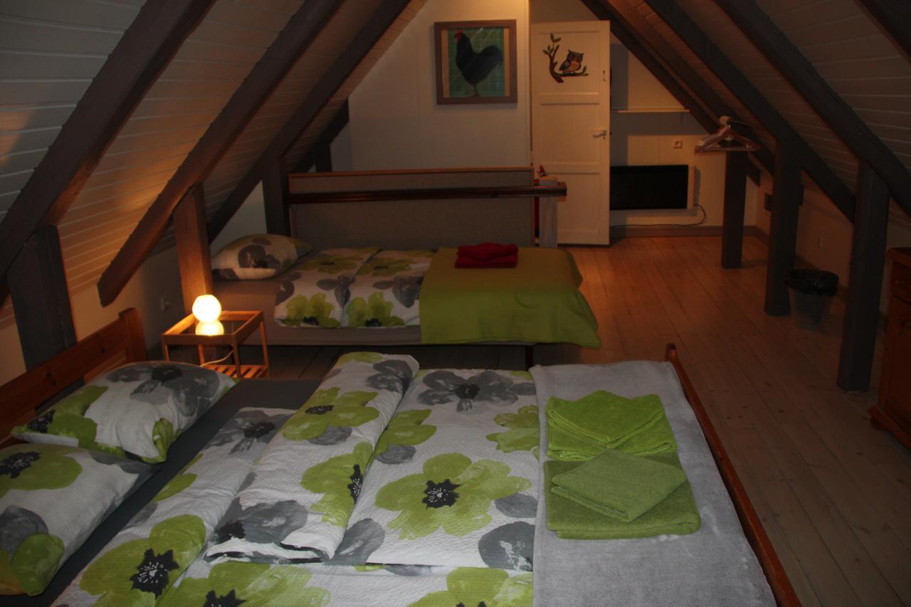 Julia'S Guesthouse B&B Hnaus ภายนอก รูปภาพ
