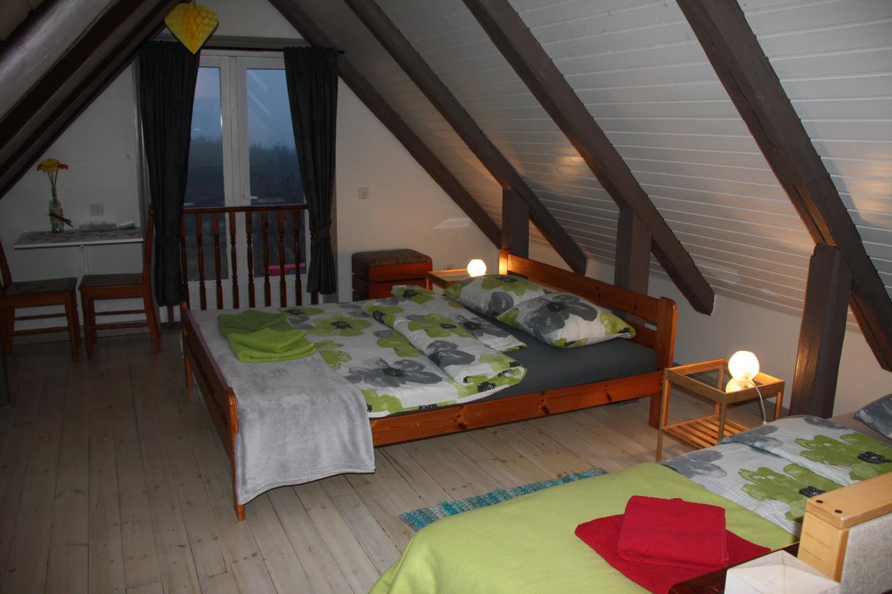 Julia'S Guesthouse B&B Hnaus ภายนอก รูปภาพ